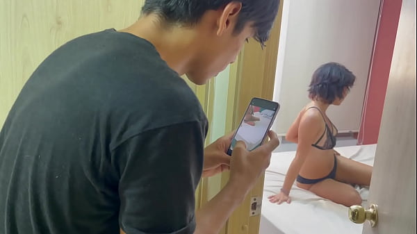 Descubro a mi pequeña hermanastra tomándose unas fotos en calzones para su novio y termino follandola duro a cambio de guardar el secreto. H.L.