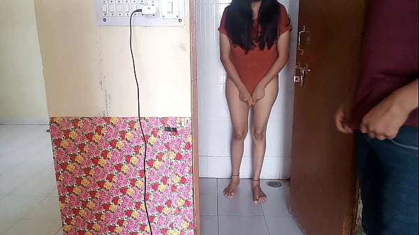 बाथरूम में चुपके से देख रहे जवान पडोसी को भाभी ने बुलाकर चूत चुदाई XXX Bathroom Sex