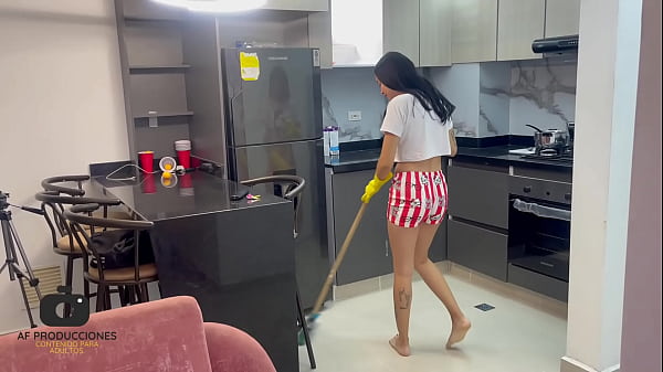 Espio a escondidas a mi linda vecina mientras se ducha y termino cogiendola mas duro que su marido.