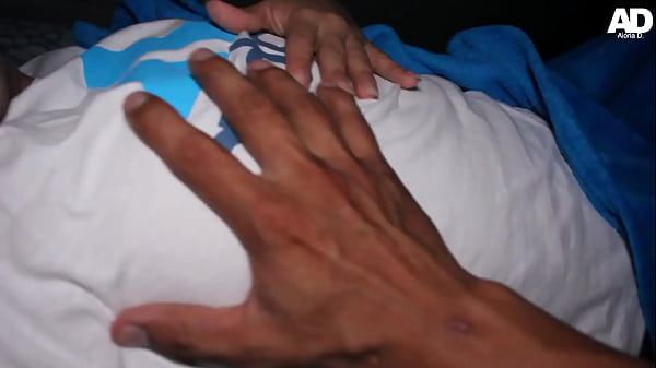 Luis le come el coño a su Madrastra en secreto de su padre que esta descansando en la otra habitacion