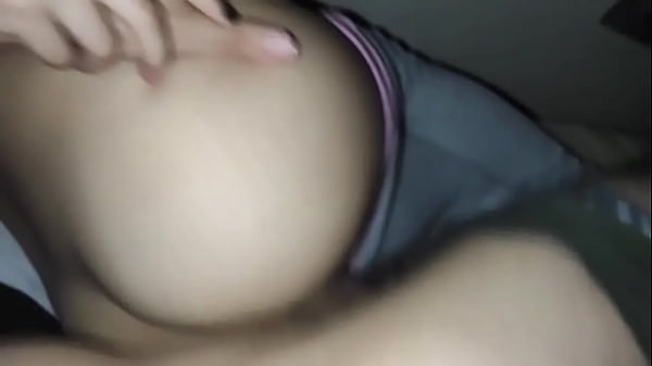 Shh, haz silencio. Te follaré en secreto, hermanastra linda, haré tu culo mío y me correré en tus nalgas